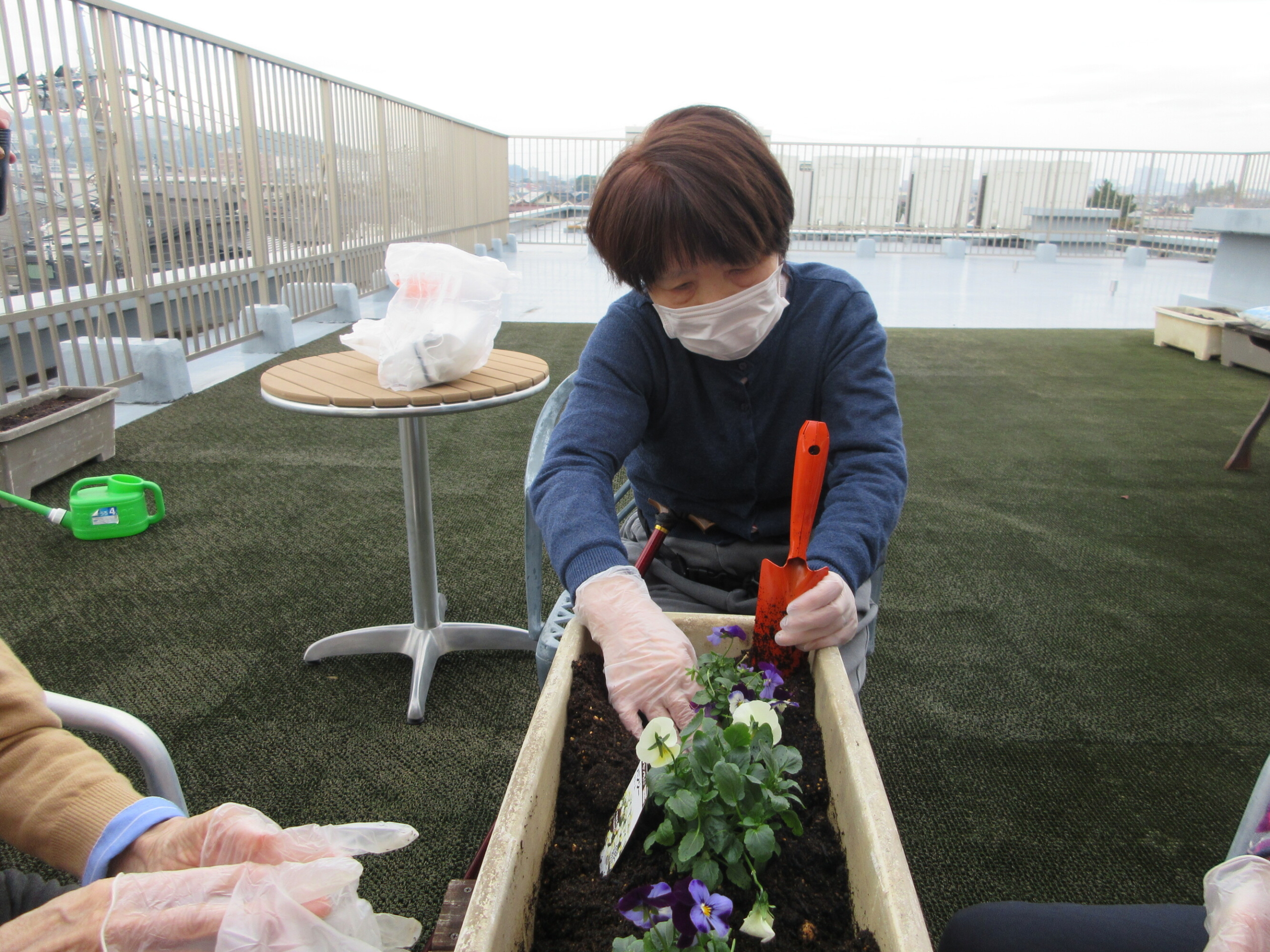 屋上庭園はじめました-4　ニチイホーム稲城