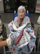 焼き芋堪能　ニチイホーム高幡不動