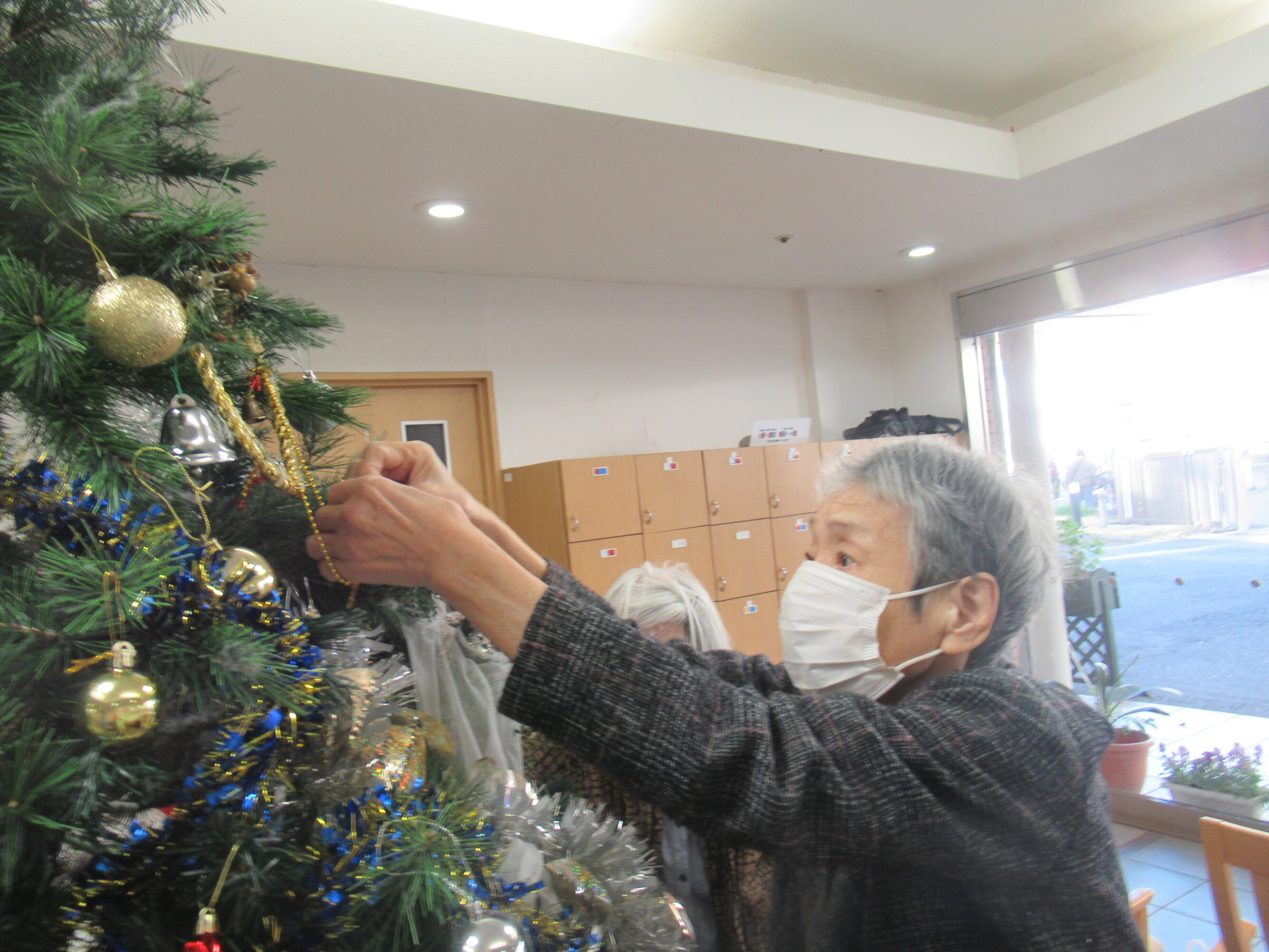 クリスマスツリーの飾りつけ-3　ニチイホーム柿生