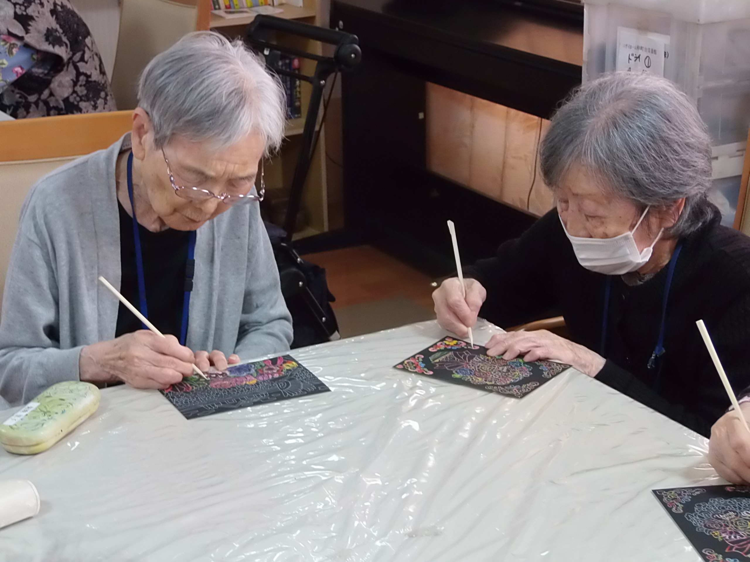 スクラッチアート-2　ニチイホーム仲町台Ⅱ番館