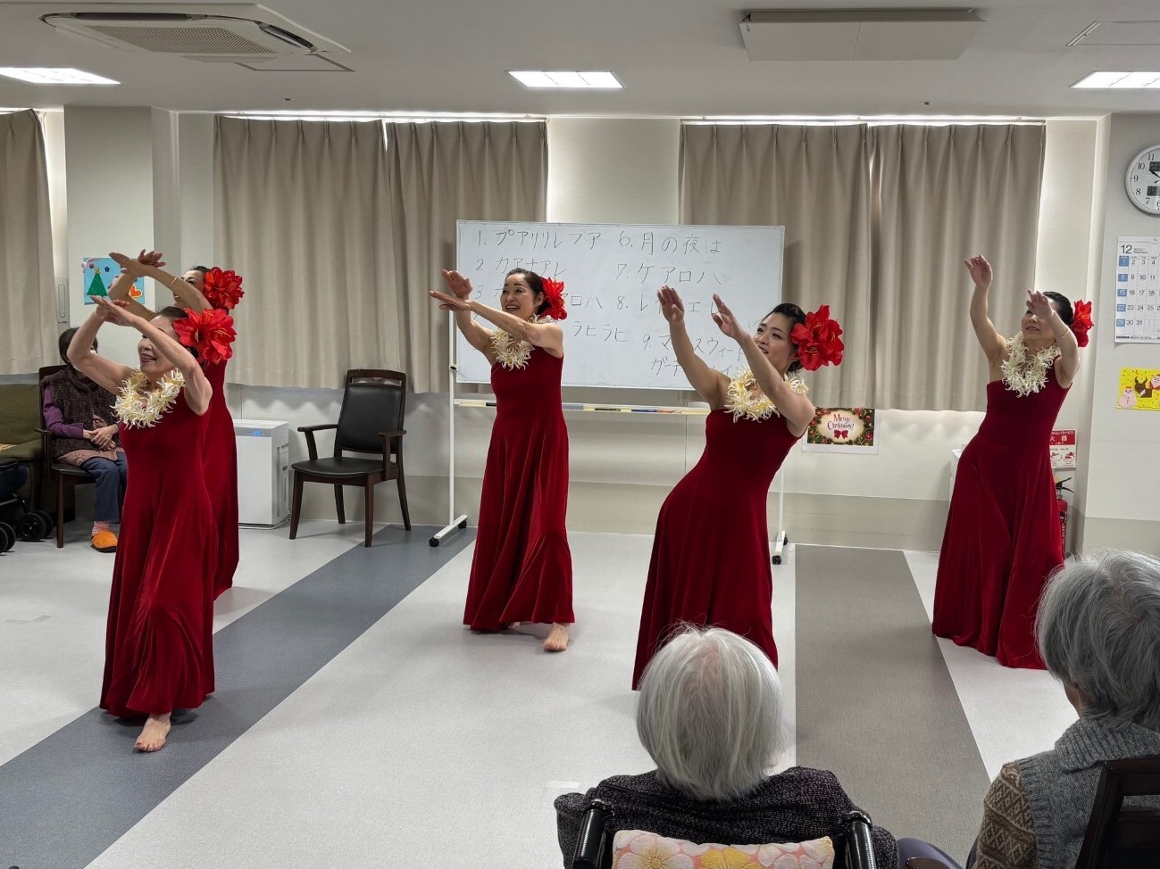 華やかなフラダンスで楽しいひととき ニチイメゾン瀬田