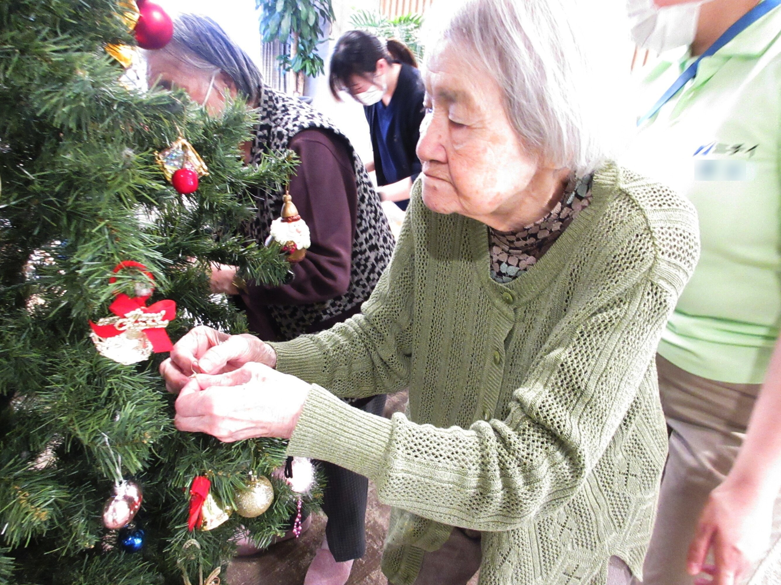 クリスマスツリー飾り付け-3　ニチイホーム戸塚