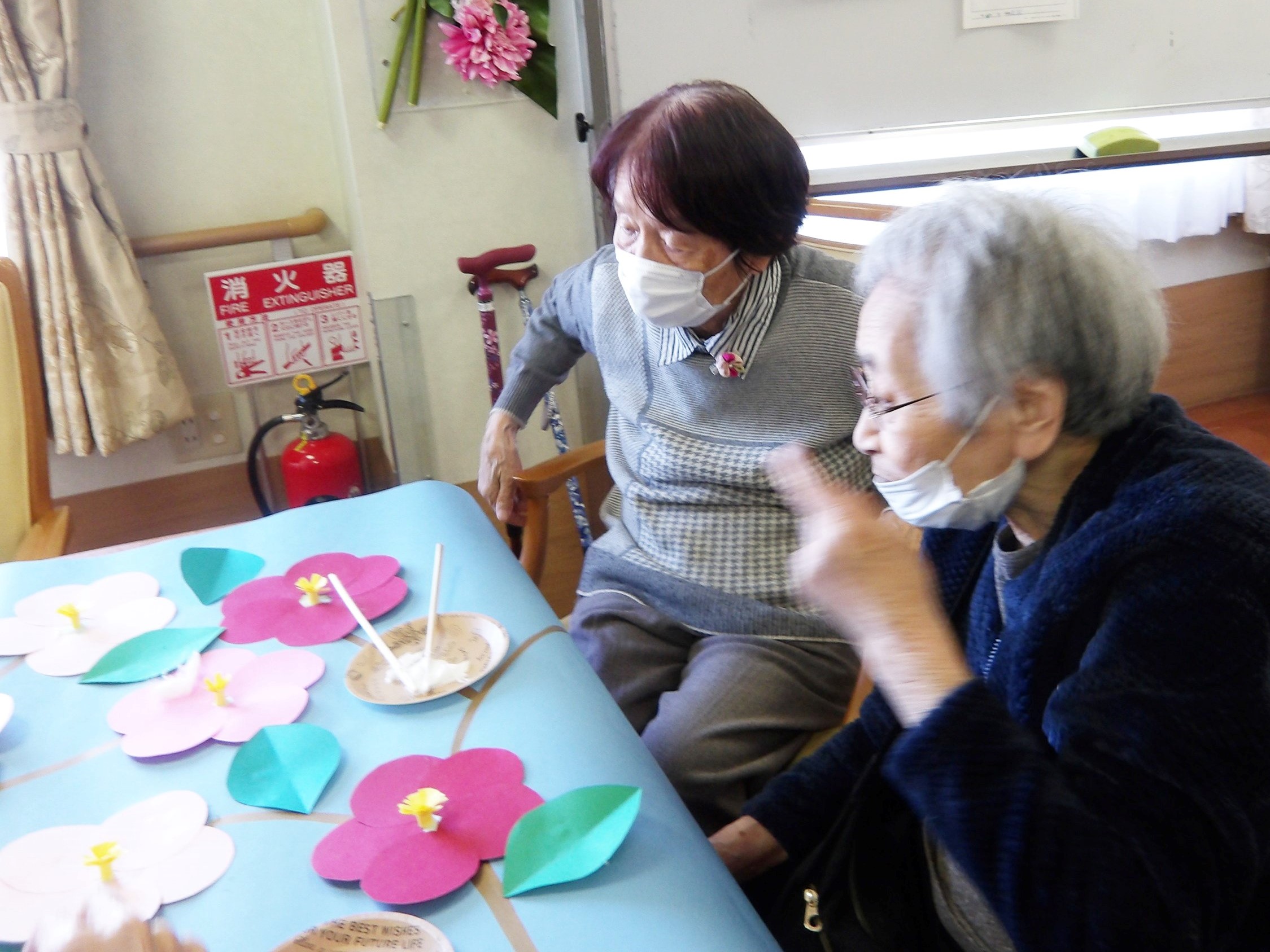 「雪椿」の貼り絵作り２日目-2　ニチイホーム東府中