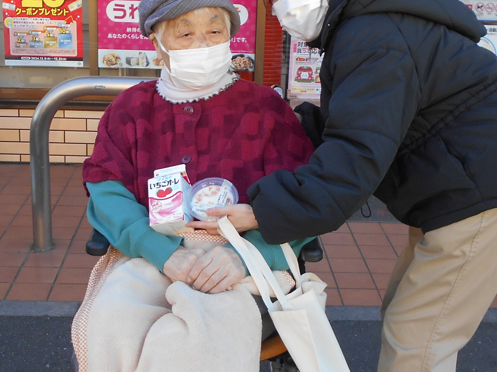 コンビニでお買い物-1　ニチイホーム東浦和