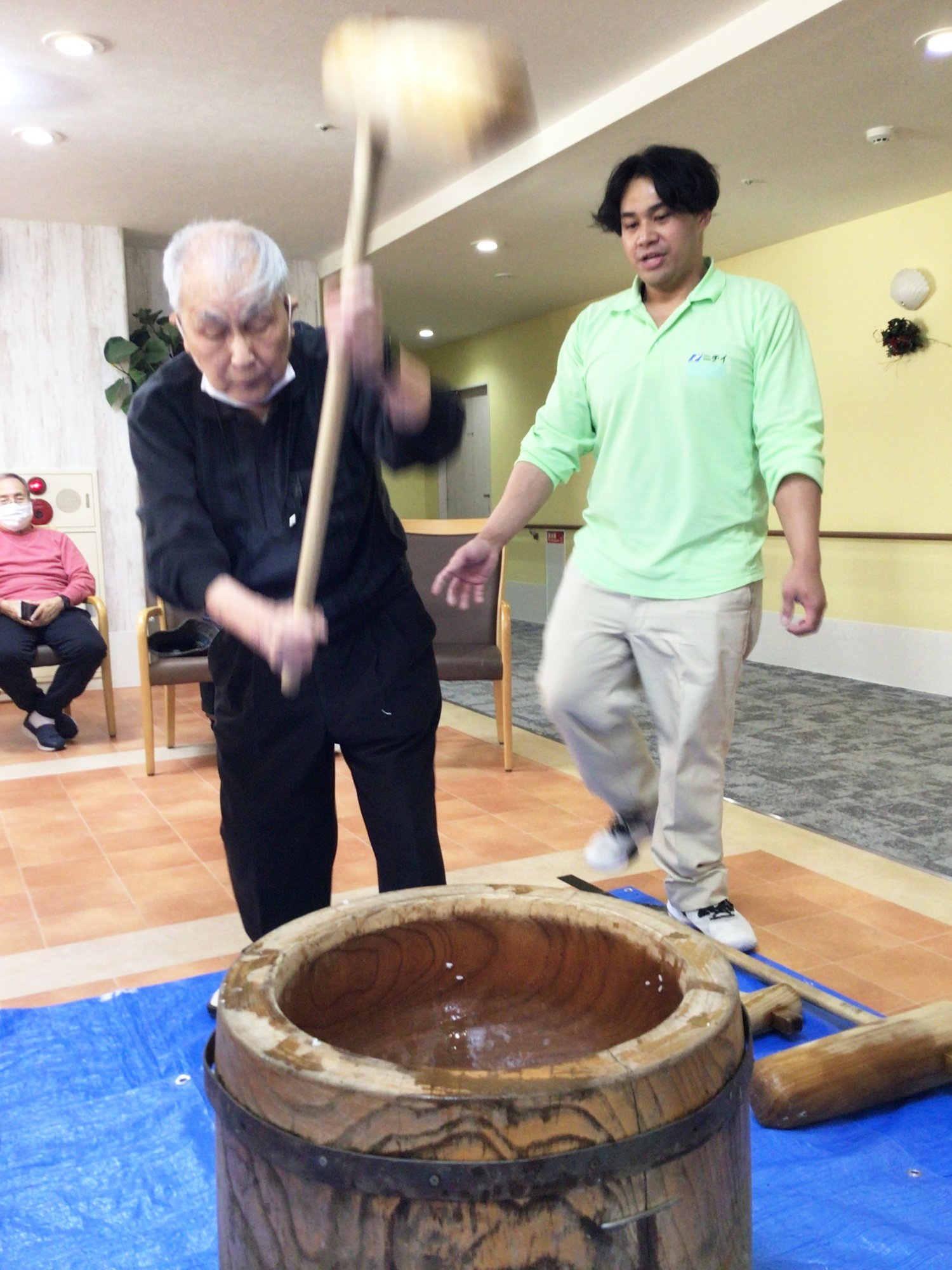 餅つき大会-1　ニチイホーム三鷹Ⅱ番館