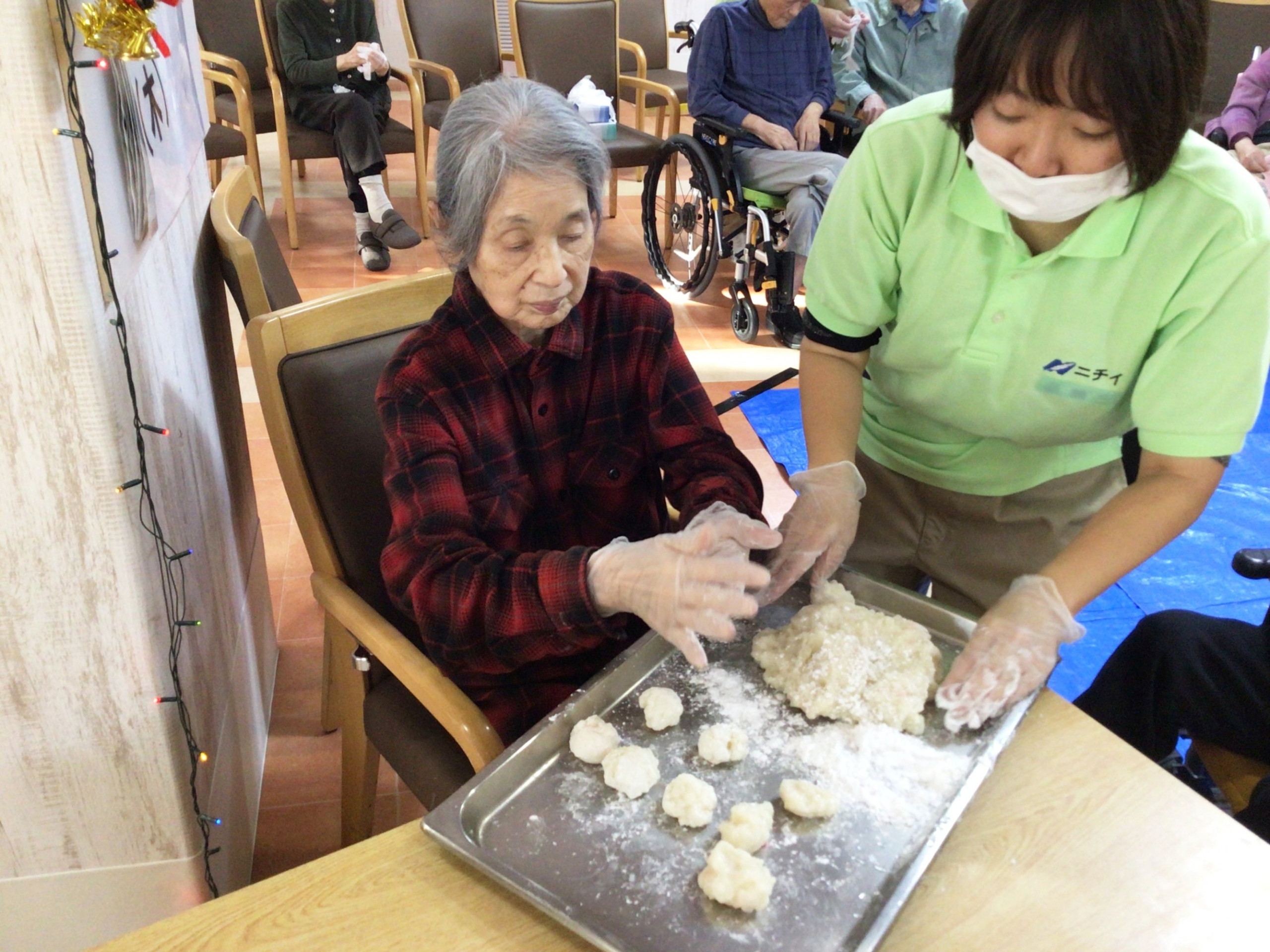 餅つき大会-4　ニチイホーム三鷹Ⅱ番館