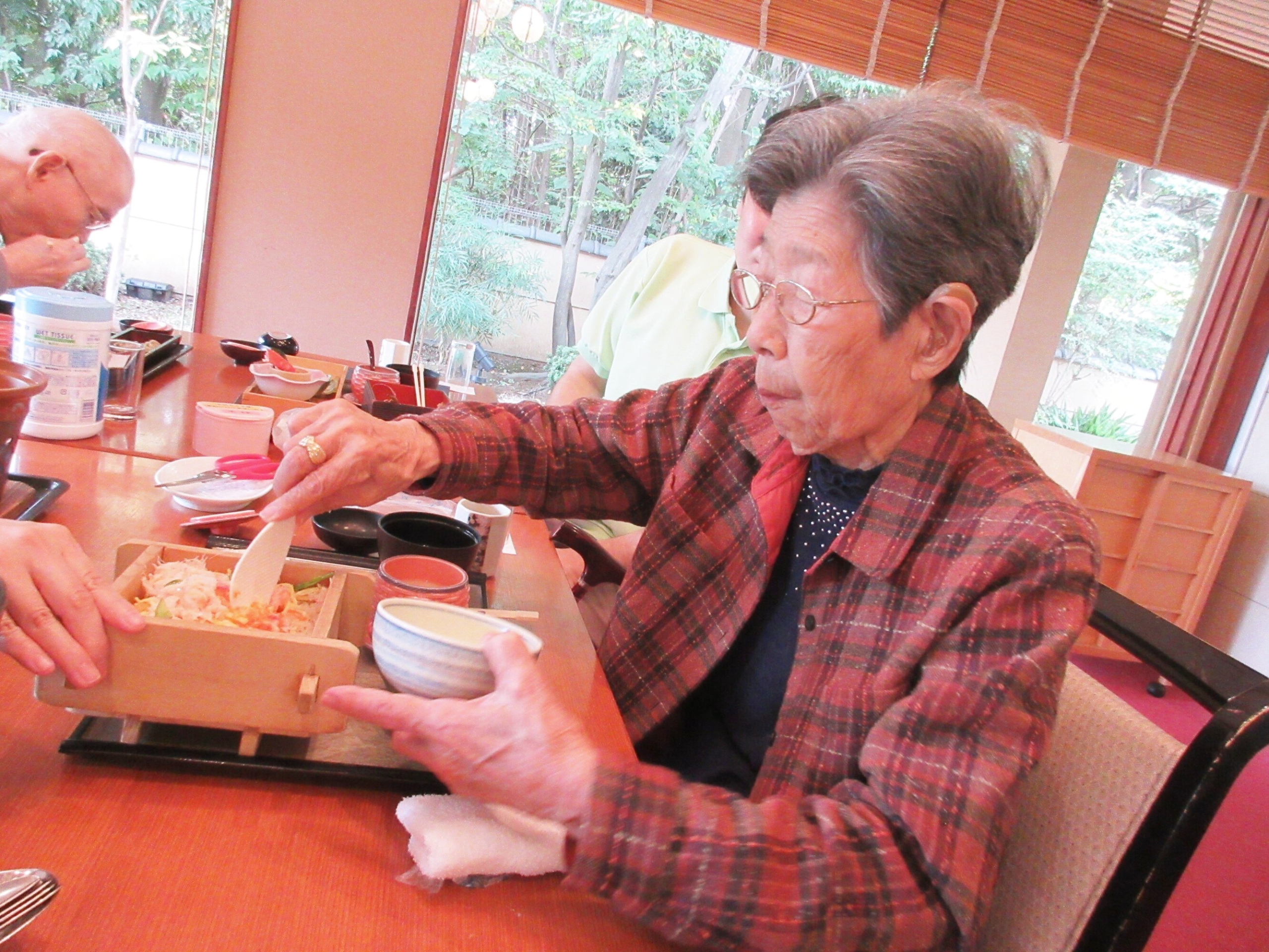 カニを食べに久しぶりの外食-2　ニチイホーム与野本町