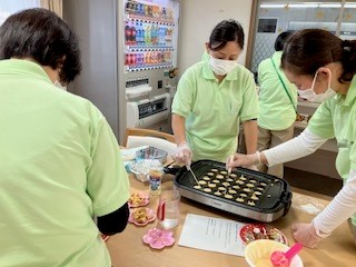 みんなで楽しくお菓子作り！甘いひとときを ニチイメゾン栗東