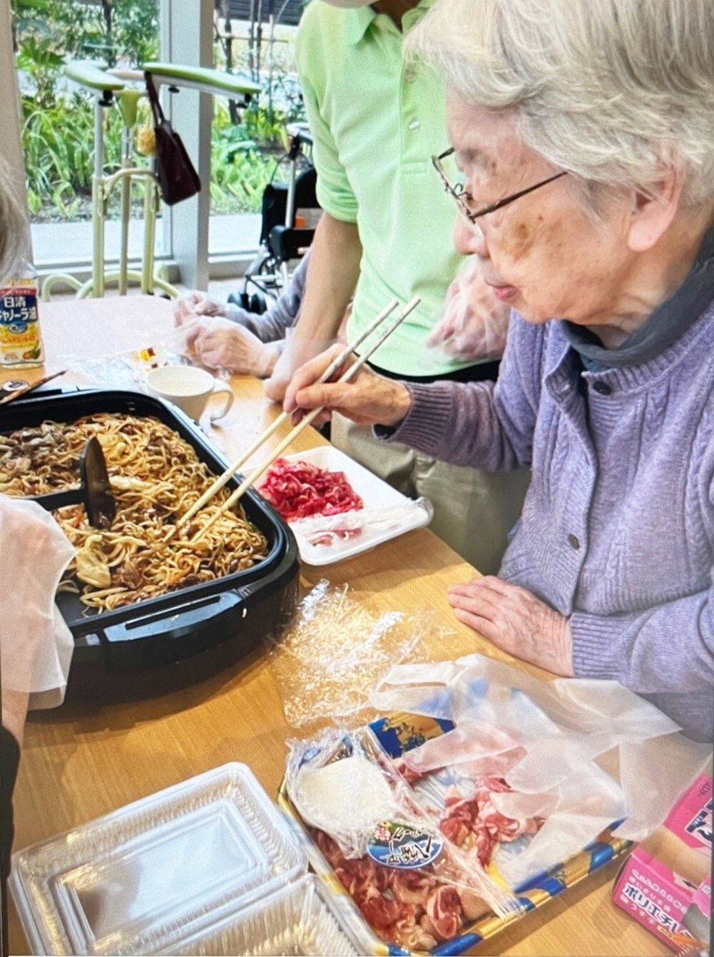 焼きそば作り-2　ニチイホーム杉並松庵